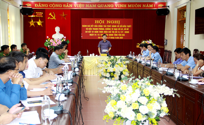 Đồng chí Hà Đức Anh - Chủ tịch UBND huyện Văn Yên phát biểu kết luận Hội nghị